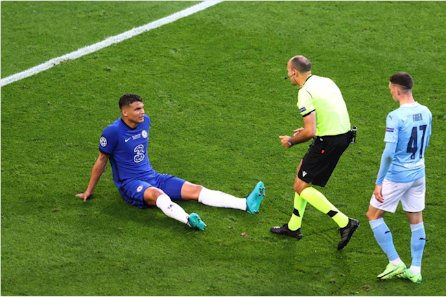 Thủ lĩnh hàng phòng ngự Chelsea, Thiago Silva phải rời sân sớm do chấn thương