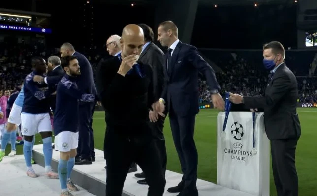 Pep Guardiola bị chế giễu vì hôn huy chương bạc Champions League