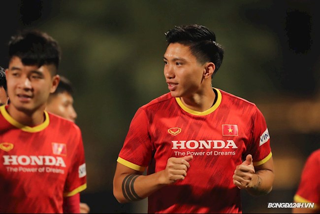 Vì sao Đoàn Văn Hậu vẫn phải đeo băng ở đầu gối?