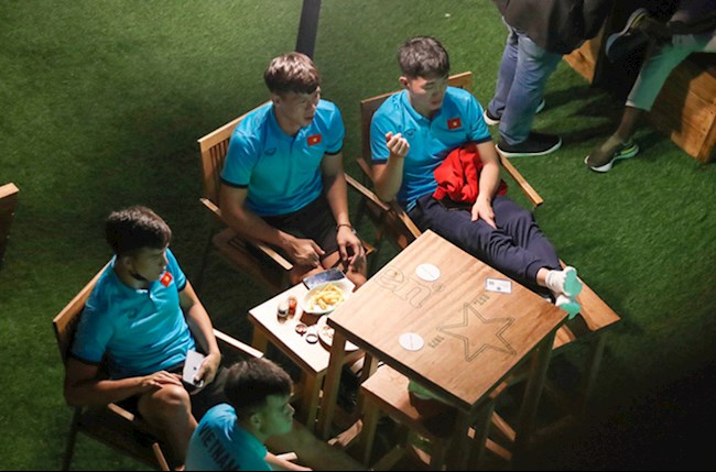 Quế Ngọc Hải, Xuân Trường ra quán xem chung kết Champions League hình ảnh