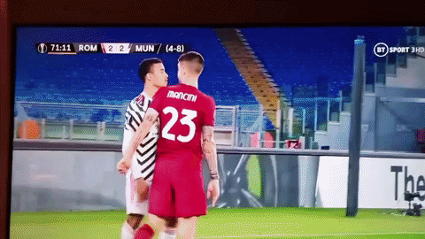 Cavani xô xát với cầu thủ Roma