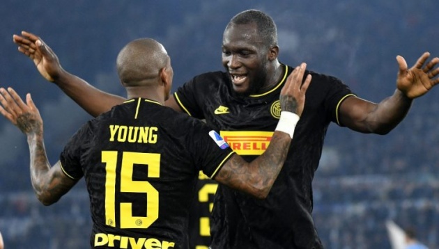 Ashley Young: “Không hiểu vì sao MU lại bán Lukaku”