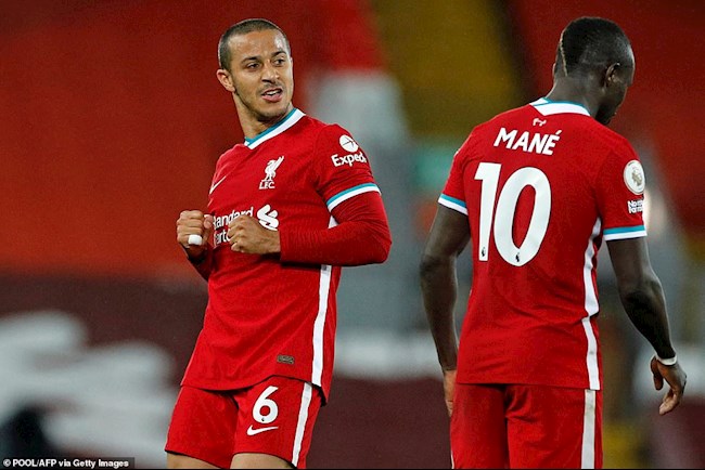 Thiago ghi bàn đầu tiên trong màu áo Liverpool