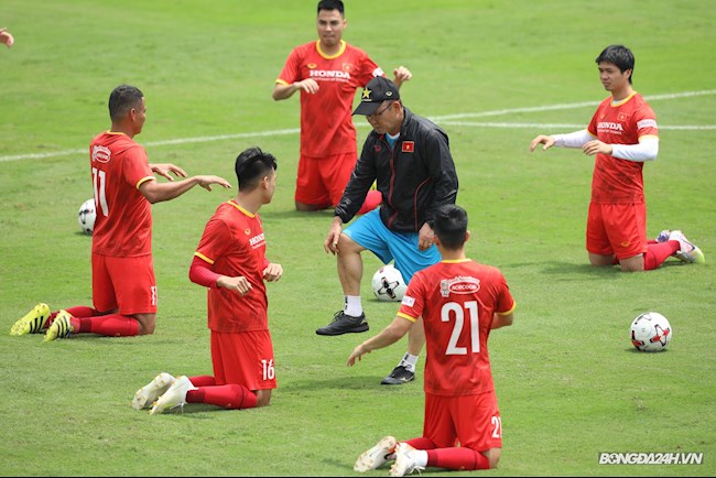 Lo ngại chấn thương đầu gối của học trò, thầy Park lại gần hỏi riêng