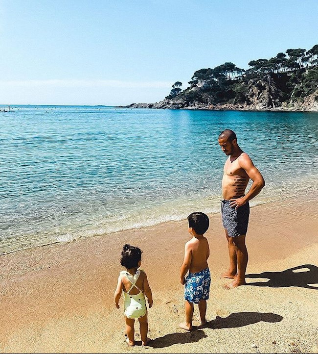 Tiền vệ Thiago Alcantara và vợ con ở vùng biển Costa Brava thuộc quê nhà Tây Ban Nha, anh cũng sẽ có một vài ngày nghỉ ngơi trước khi hội quân cùng ĐT Tây Ban Nha.