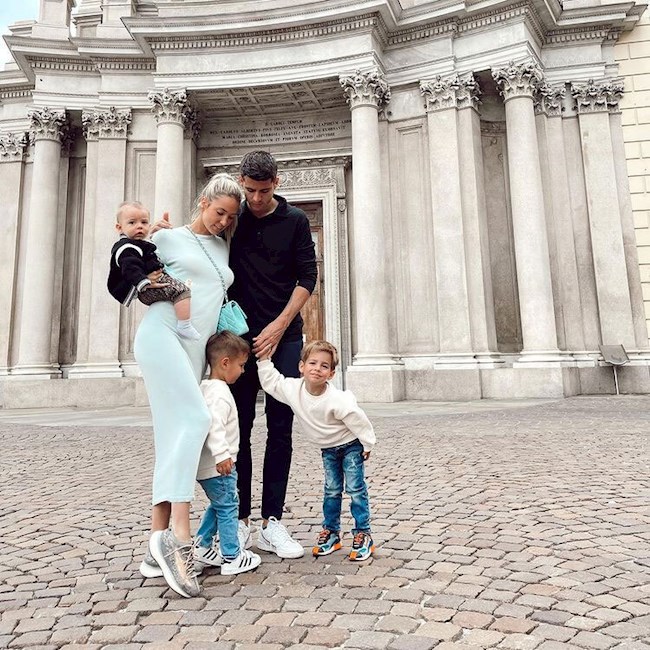 Morata cũng đăng ảnh cùng vợ con đi nghỉ mát ở Hy Lạp. Ngôi sao người Tây Ban Nha vừa trải qua mùa giải không quá thành công cùng Juventus.