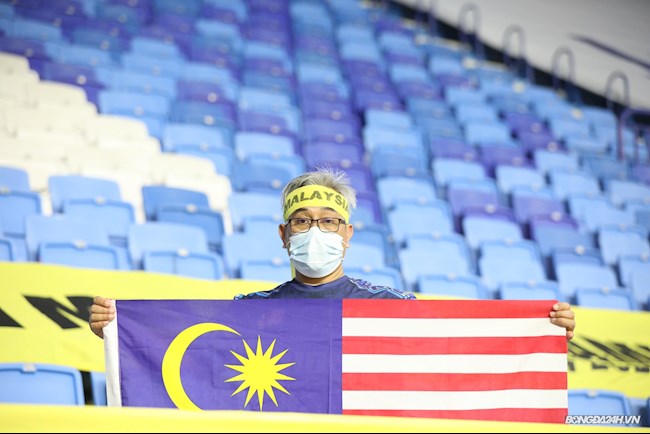 Phía đối diện, một số CĐV Malaysia cũng tới sân cổ vũ cho thầy trò HLV Tan Cheng Hoe Phía đối diện, một số CĐV Malaysia cũng tới sân cổ vũ cho thầy trò HLV Tan Cheng Hoe
