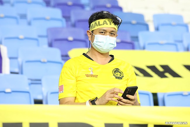 Phía đối diện, một số CĐV Malaysia cũng tới sân cổ vũ cho thầy trò HLV Tan Cheng Hoe Phía đối diện, một số CĐV Malaysia cũng tới sân cổ vũ cho thầy trò HLV Tan Cheng Hoe