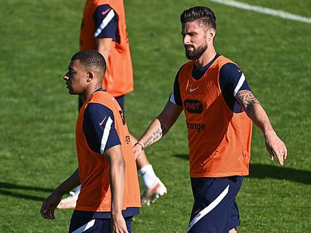 Giroud khiến đàn em Mbappe phật lòng Giroud khiến đàn em Mbappe phật lòng
