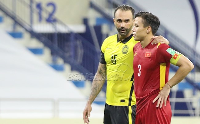 Cầu thủ Malaysia trù ẻo Hải Quế sút ra ngoài