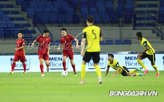 Văn Hậu tranh bóng của Xuân Trường