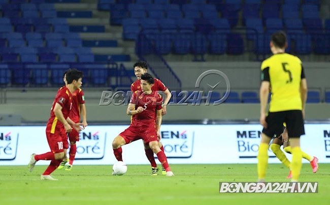 Văn Hậu tranh bóng của Xuân Trường