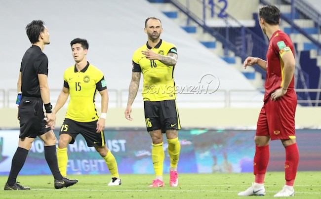 Quế Ngọc Hải bị cầu thủ Malaysia gây áp lực 11/6