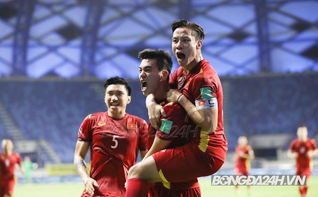 Tiến Linh ghi bàn Malaysia