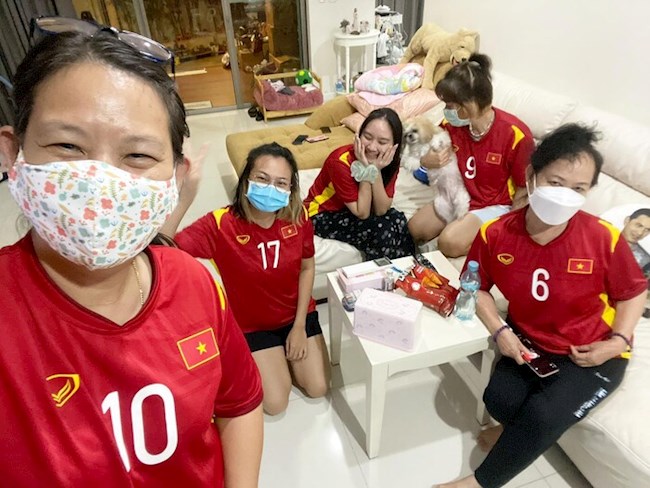 Gia đình HLV Kiatisuk cũng đã có những động thái cổ vũ cho ĐT Việt Nam Gia đình HLV Kiatisuk cũng đã có những động thái cổ vũ cho ĐT Việt Nam