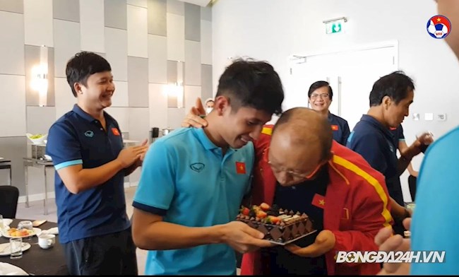 VIDEO: ĐT Việt Nam lừa úp sọt Hồng Duy trong ngày sinh nhật và cái kết