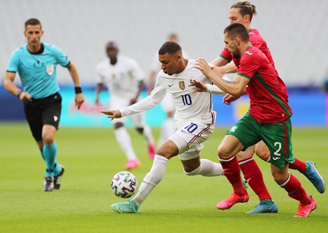 Vì mục tiêu chung, Mbappe gạt bỏ mọi hiềm khích với Giroud