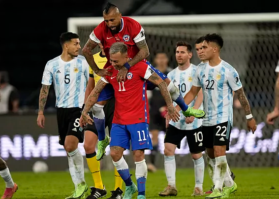 Vidal ăn mừng bàn thắng với Vargas Vidal ăn mừng bàn thắng với Vargas