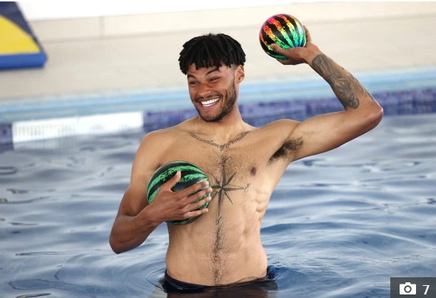 ĐT Anh tập luyện với bóng ở dưới nước ĐT Anh tập luyện với bóng ở dưới nước