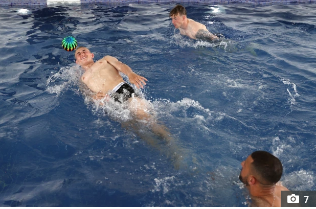 ĐT Anh tập luyện với bóng ở dưới nước ĐT Anh tập luyện với bóng ở dưới nước