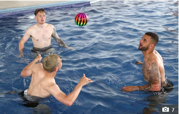 ĐT Anh tập luyện với bóng ở dưới nước ĐT Anh tập luyện với bóng ở dưới nước