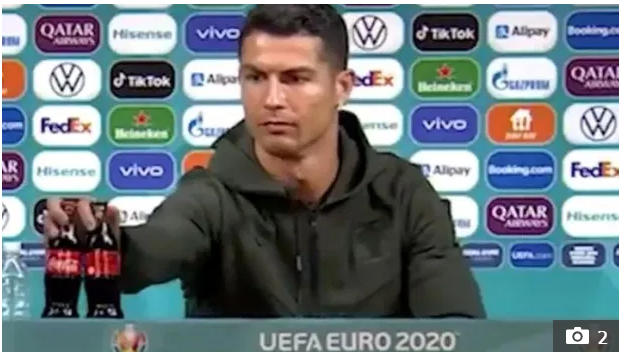 HLV ĐT Nga vả thẳng vào mặt Cristiano Ronaldo