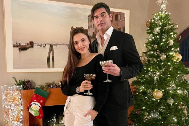 Tân HLV Tottenham và cô vợ trẻ khó tin