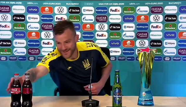 Andriy Yarmolenko phản pháo Cristiano Ronaldo