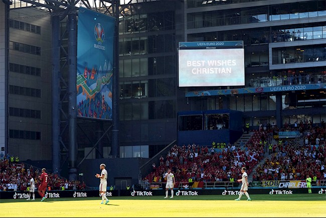 Màn tri ân tiếp tục diễn ra ở phút thứ 10 của trận đấu