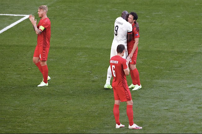 Màn tri ân tiếp tục diễn ra ở phút thứ 10 của trận đấu