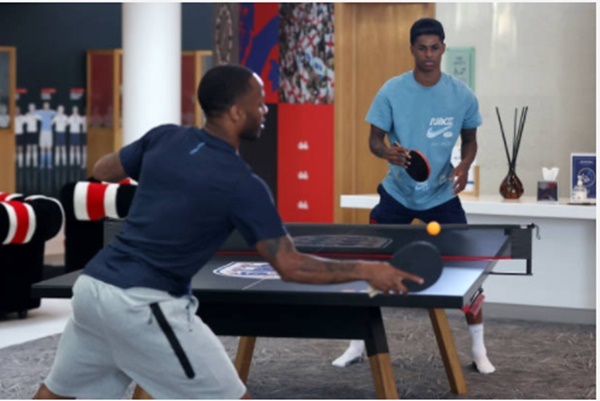 Sterling và Rashford đọ tài đánh bóng bàn Sterling và Rashford đọ tài đánh bóng bàn