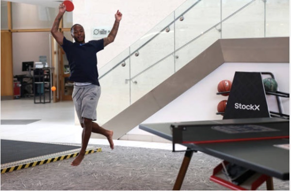 Sterling và Rashford đọ tài đánh bóng bàn Sterling và Rashford đọ tài đánh bóng bàn