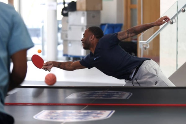 Sterling và Rashford đọ tài đánh bóng bàn Sterling và Rashford đọ tài đánh bóng bàn