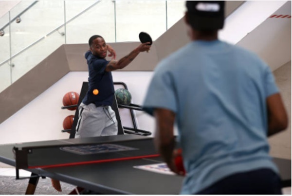 Sterling và Rashford đọ tài đánh bóng bàn Sterling và Rashford đọ tài đánh bóng bàn