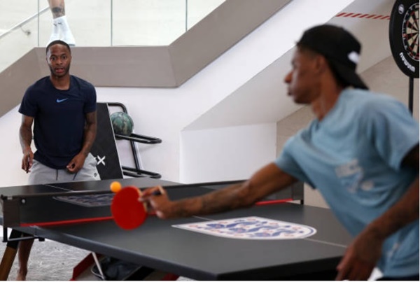 Raheem Sterling và Marcus Rashford so tài ở bộ môn…bóng bàn