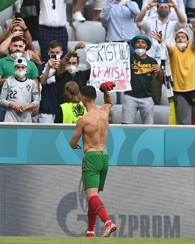 Ronaldo tặng áo đấu cho một NHM trên khán đài sau trận thua ĐT Đức