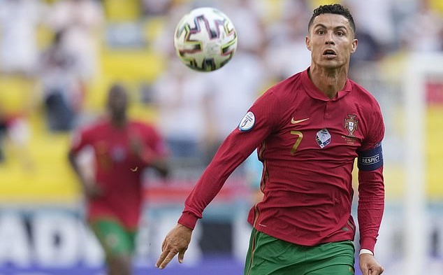 VIDEO: Cristiano Ronaldo làm phép với trái bóng, Rudiger áp sát cũng không cắn nổi
