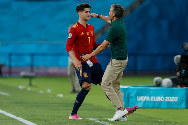 Alvaro Morata ăn mừng với HLV Luis Enrique