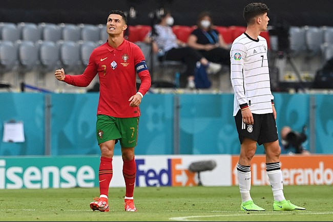 Cristiano Ronaldo trong trận gặp tuyển Đức Cristiano Ronaldo trong trận gặp tuyển Đức