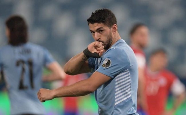 Hài hước tình huống Luis Suarez câu giờ thô thiển trước Chile