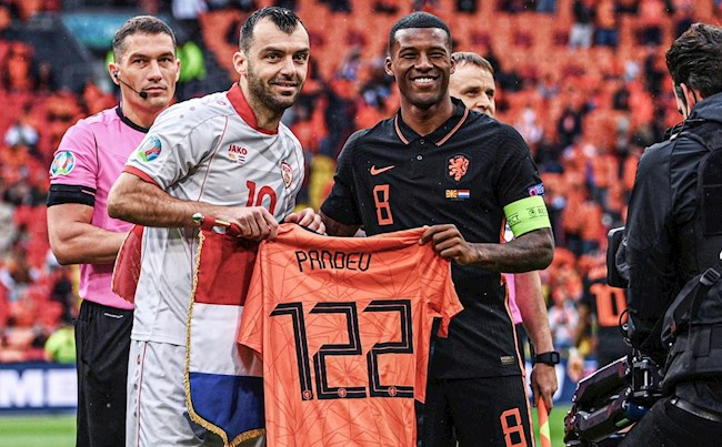 Pandev nhận món quà cực ý nghĩa từ ĐT Hà Lan