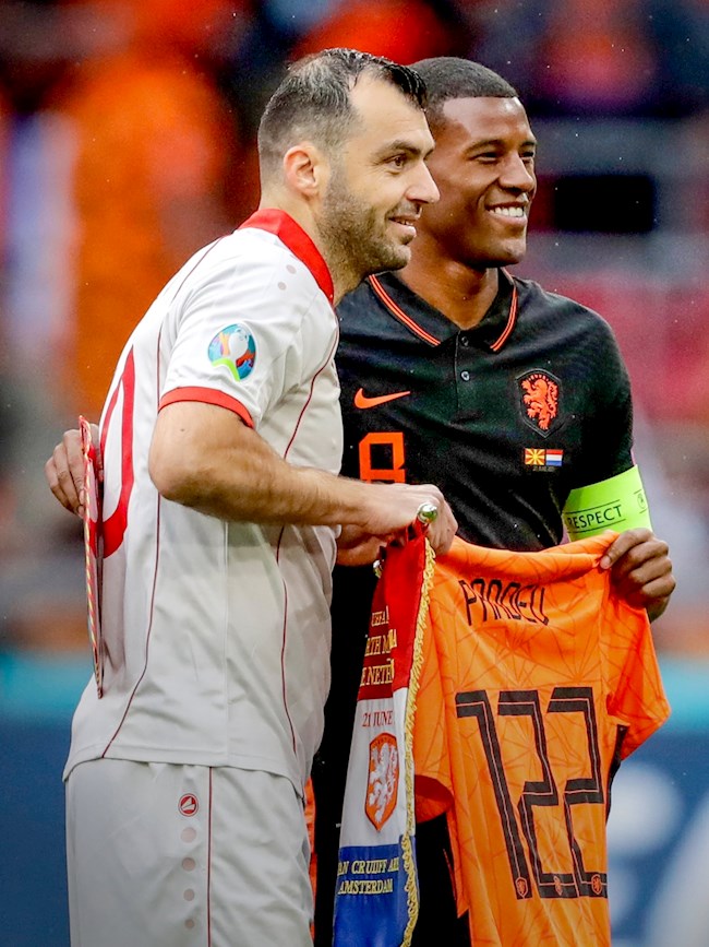 Goran Pandev nhận quà chia tay trong trận gặp ĐT Hà Lan