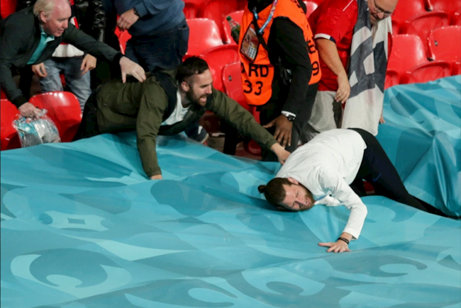 Fan hâm mộ ngã sấp mặt để có chiếc áo của Jack Grealish