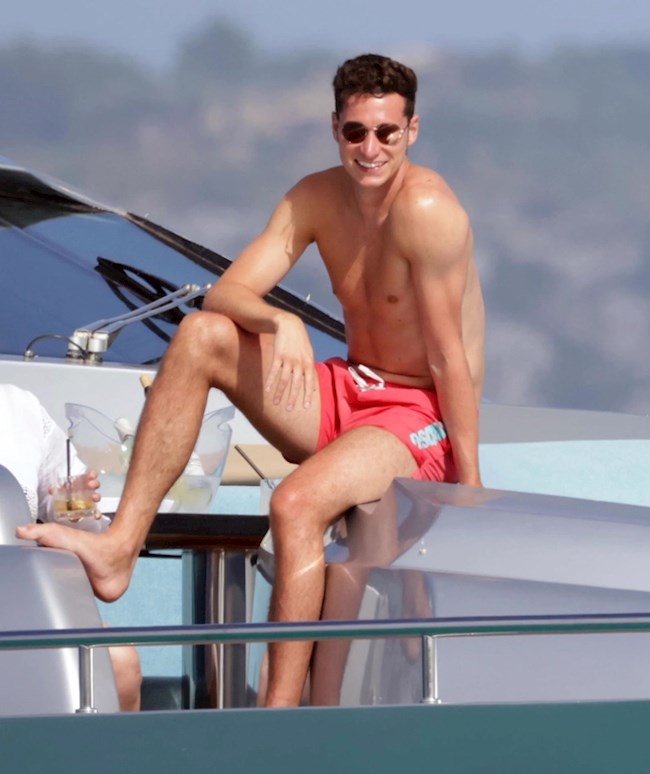 Julian Draxler du hý cùng bạn gái