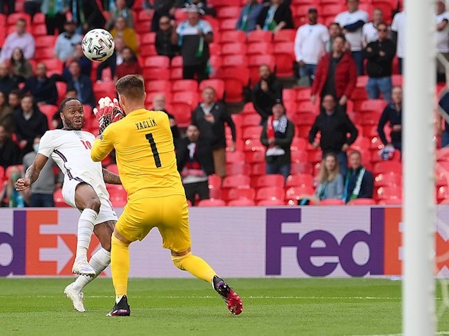 Tình huống Sterling đưa bóng đi trúng xà ngang