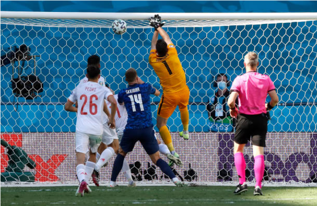 VIDEO: Hài hước pha “bỏ nhỏ” của thủ môn Slovakia vào lưới nhà trước TBN