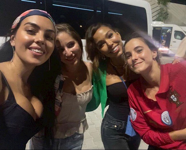 Bạn gái và con cả đến cổ vũ Ronaldo