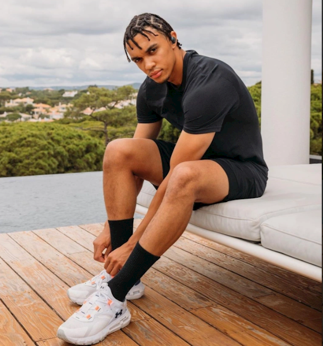 Alexander-Arnold trình làng kiểu tóc mới Alexander-Arnold trình làng kiểu tóc mới