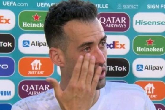 Busquets bật khóc sau trận thắng của Tây Ban Nha