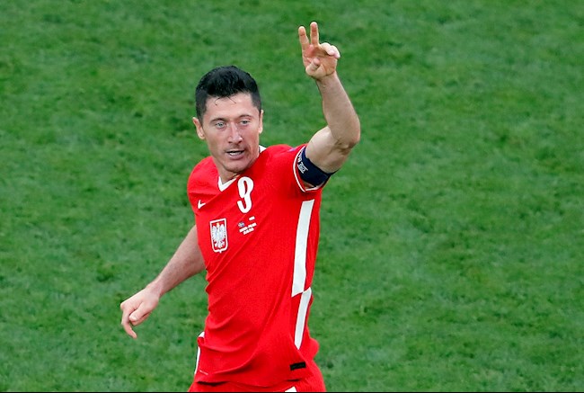 VIDEO: Robert Lewandowski lập siêu phẩm vào lưới Thụy Điển